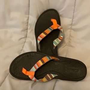 Like NEW Clarks flip flops Sz 9M